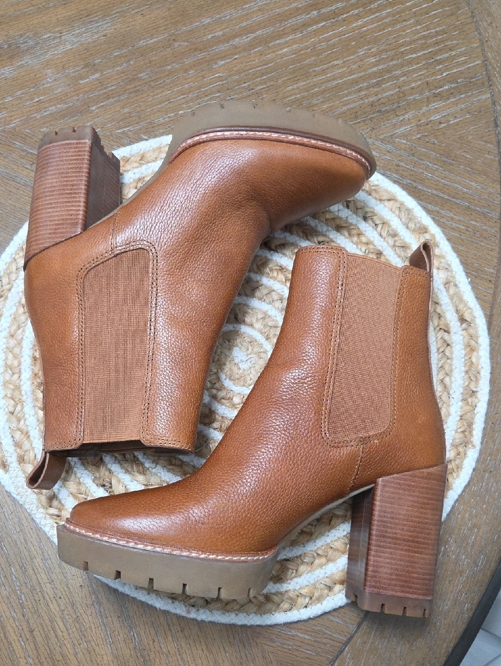 Tory Burch Chelsea Tumbled Leather Lug Bootie In Toasted Caramel, Size 8 - Picture 6 of 12